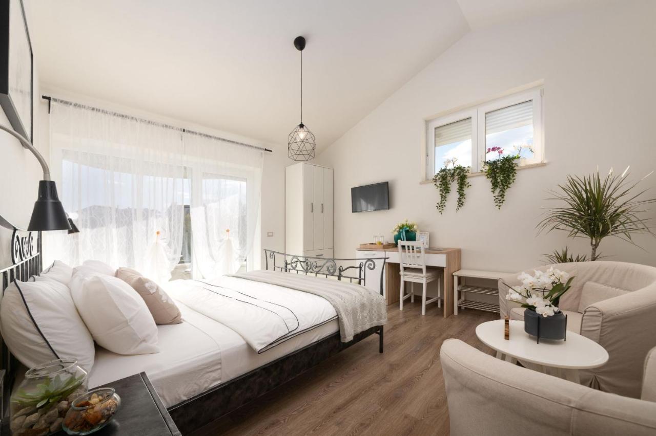 Rooms Karolina Funtana Buitenkant foto