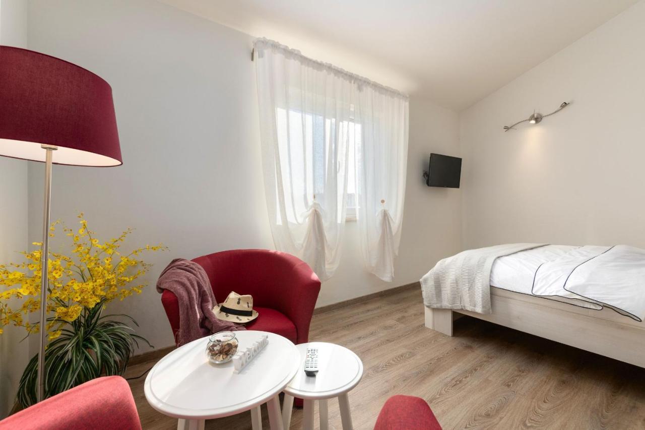 Rooms Karolina Funtana Buitenkant foto